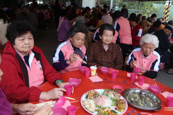 長者圍爐用餐