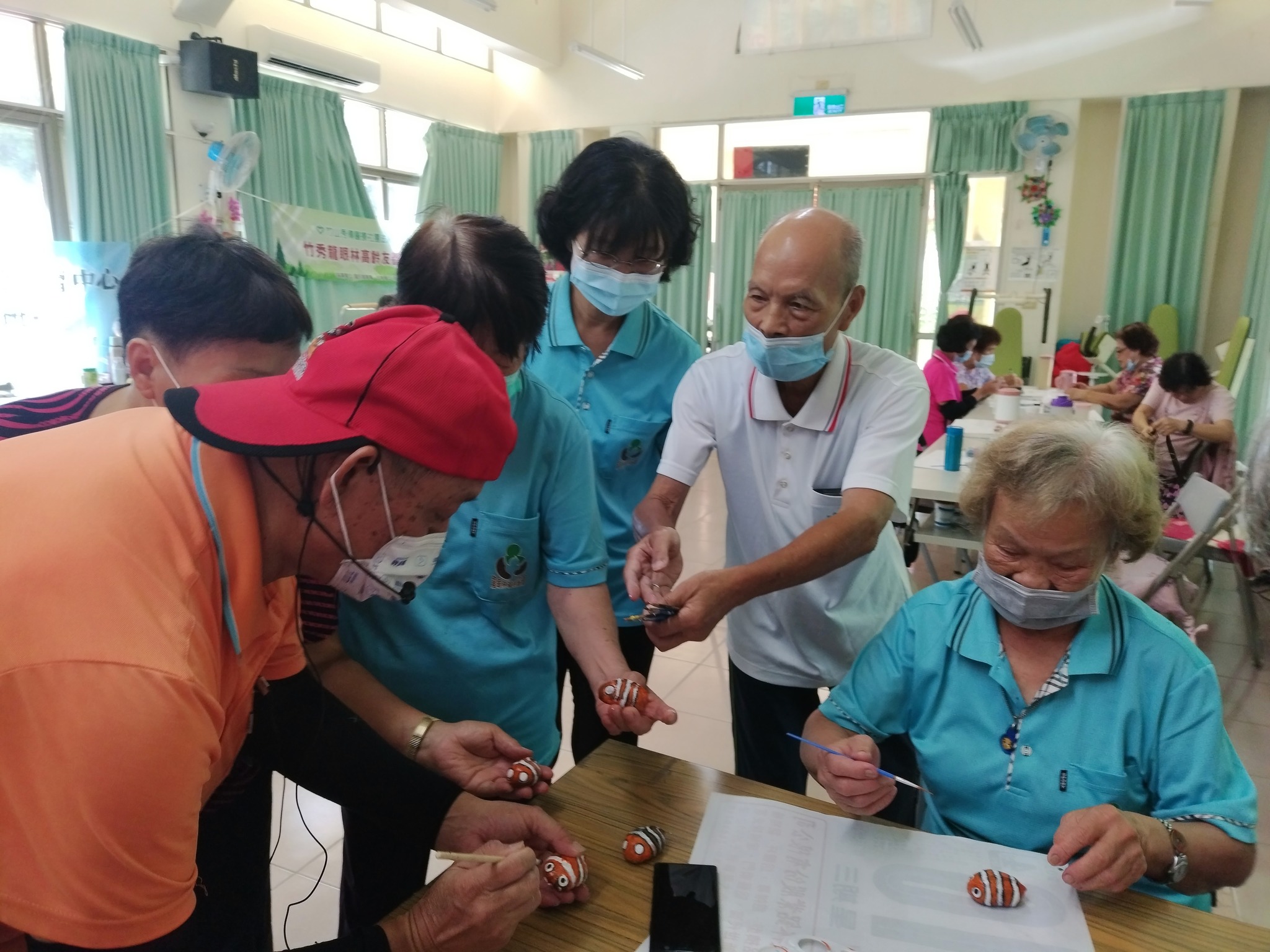 巧手繪製銀葉板根小丑魚