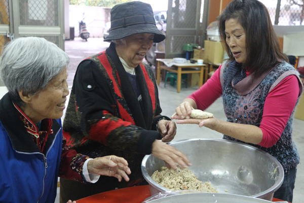 共同製作餐點，分享給其他人